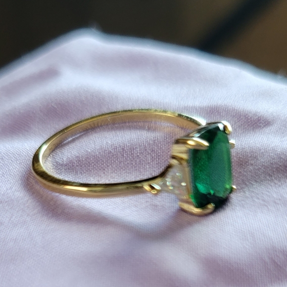 Sterling Silver Engagement Ring Inlaid with Emerald Symbol of Beauty and Lux - Picture 6 of 7